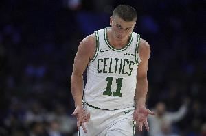 得快找找手感!普理查德半场三分5中1仅拿3分 但送9助2断