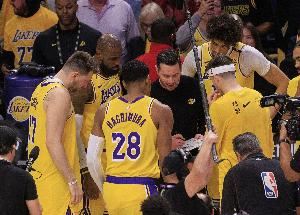 小里弗斯：东里都不以防守见长 詹姆斯也老了 内线艾顿盖帽也一般